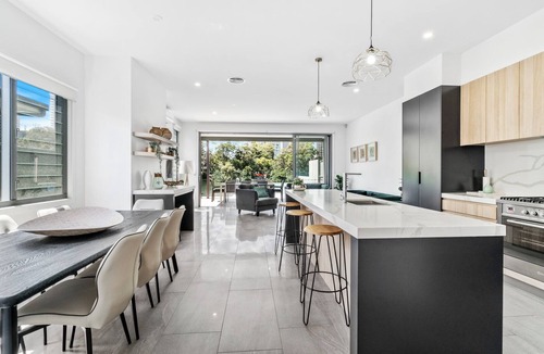 Surfers Paradise House | Island Getaway – Spacious Tri-Level Luxury in Surfers Paradise