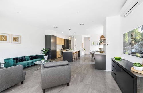 Surfers Paradise House | Island Getaway – Spacious Tri-Level Luxury in Surfers Paradise