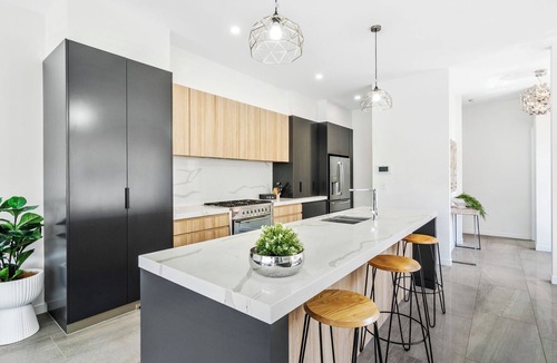 Surfers Paradise House | Island Getaway – Spacious Tri-Level Luxury in Surfers Paradise