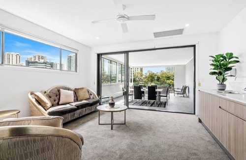 Surfers Paradise House | Island Getaway – Spacious Tri-Level Luxury in Surfers Paradise