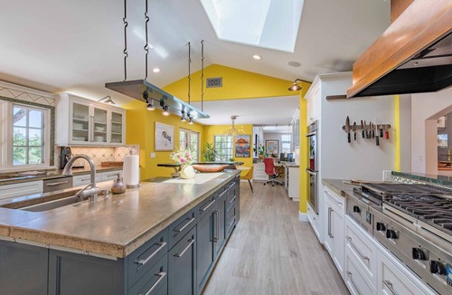 Paso Robles House | Italian Villa w/Spectacular Views, Infinity Pool, Hot Tub & Gourmet Kitchen.