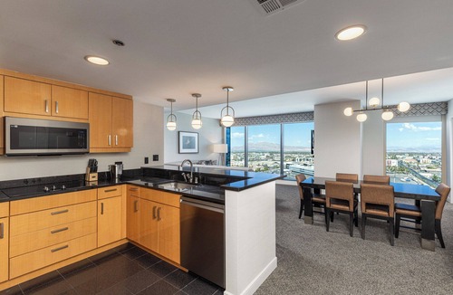Las Vegas Resort | Jacuzzi Spa Suite - Center Strip - Projection Screen TV - Full Kitchen