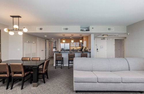 Las Vegas Resort | Jacuzzi Spa Suite - Center Strip - Projection Screen TV - Full Kitchen