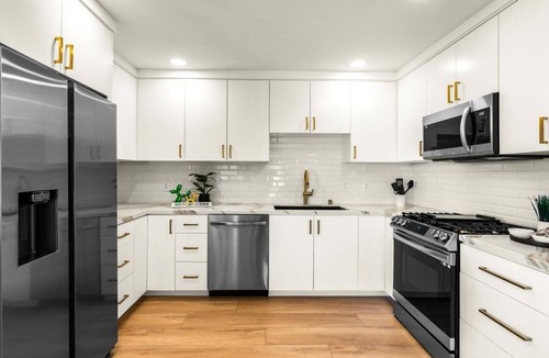 Araby Condo | Jet Liner and Majestic Mountain Views from this Mid-Century Modern 2 Bedroom Gem