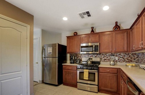 Rhodes Ranch House | JOE ROBBY · Modern-Roomy-Cozy Private Home GreatlyLandscaped