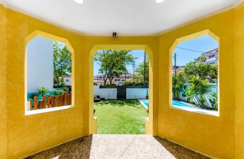 Costa de Caparica Hostel | Kali Vice Surf Villa