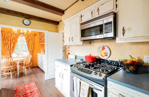 Kensington House | Kensington: Beautiful, comfortable Spanish style home