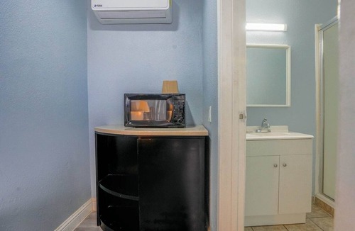 Buttonwillow Apartment | King Bed Accessible Non-Smoking