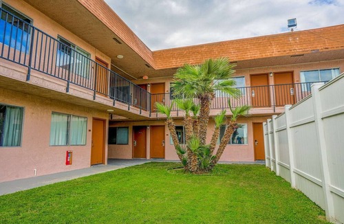 Buttonwillow Apartment | King Bed Accessible Non-Smoking