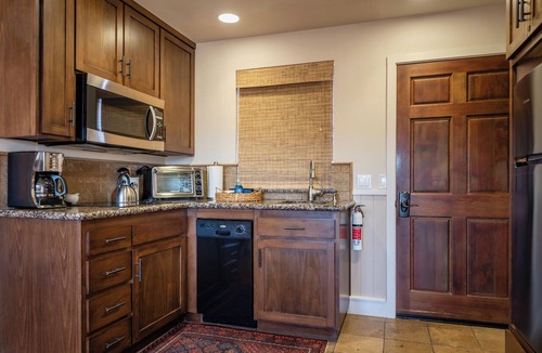 Paso Robles House | King Bed + Balcony + Kitchen | Downtown, Steps to Wine Tasting | Park Place