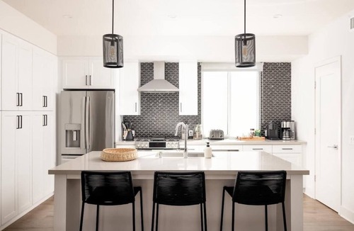Golden Hill Condo | King Bed|Chef's Kitchen|2-Car Garage|1650 Sq Ft