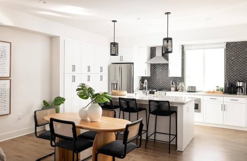 Golden Hill Condo | King Bed|Chef's Kitchen|2-Car Garage|1650 Sq Ft