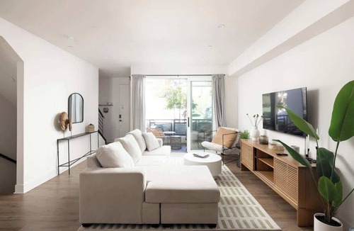 Golden Hill Condo | King Bed|Chef's Kitchen|2-Car Garage|1650 Sq Ft