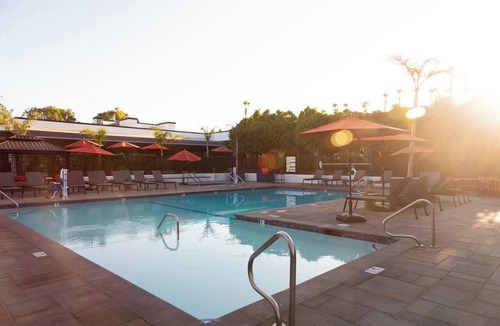 Westlake Village Apartment | King Bed, Hot Tub, Gym, WD, Parking, Ideal for Long Stay.