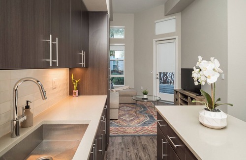 The Crossings Condo | KING BED - Modern FULLY FURNISHED Condo By Stanford & Google - Mountain View CAn