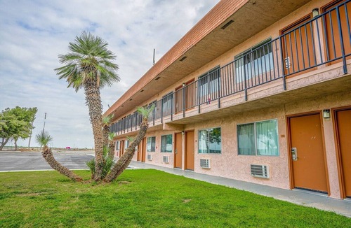 Buttonwillow Apartment | King Bed Non-Smoking