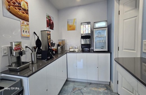 Victorville Apartment | King Bed|Smk| Jetted Tub