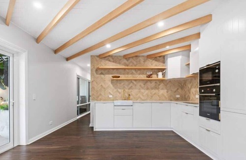 Gold Coast City House | King Beds - Ensuites - Sleeps 20 - Cinema - Lake