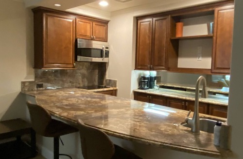 Palm Desert Resort | King Studio in shadow Mountain Resort and Club. Travel Nurses Welcome!