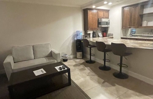 Palm Desert Resort | King Studio in shadow Mountain Resort and Club. Travel Nurses Welcome!