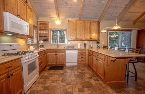 Tahoma House | Knobcone Cabin by Hauserman Rental Group