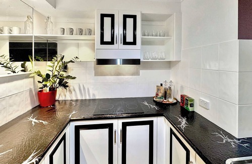 Burleigh Heads Apartment | Koala Park Apartment: Pool Parking & Beach Access