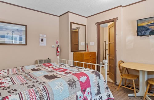 The Village Cottage | Kodiak Bear Studio Pet Friendly Perfect Location