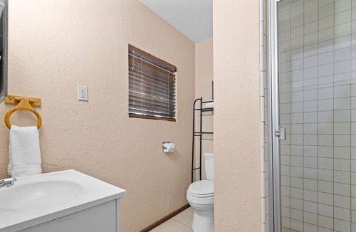 The Village Cottage | Kodiak Bear Studio Pet Friendly Perfect Location