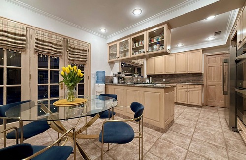 Sherman Oaks Villa | LA Pool & Rooftop Estate – Valley Views – Sleeps 10 – Universal 10 min