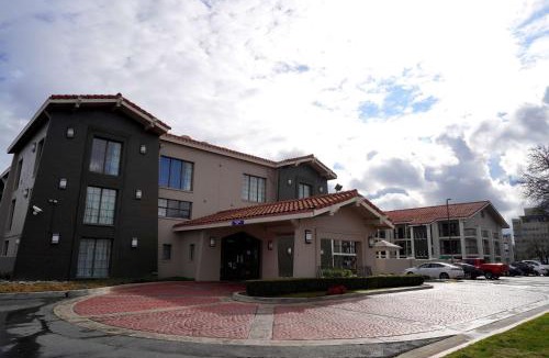 Downtown Hotel | La Quinta Inn by Wyndham Fresno Yosemite