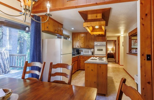Idyllwild Cabin | Laid-back Creekside Cabin Walkable to Town
