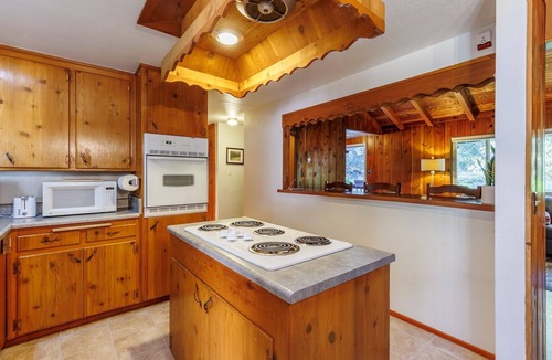 Idyllwild Cabin | Laid-back Creekside Cabin Walkable to Town