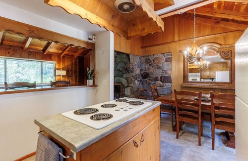 Idyllwild Cabin | Laid-back Creekside Cabin Walkable to Town