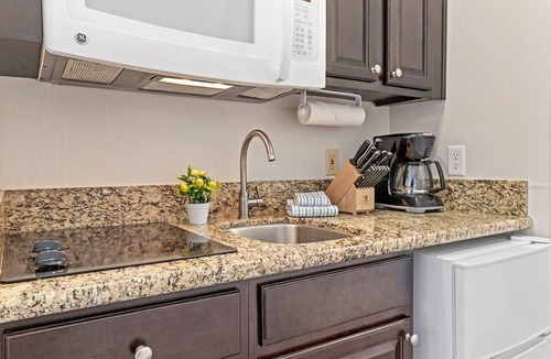 Lake Havasu City Apartment | Lake Havasu City | Couples Lake Retreat | Pool + Hot Tub