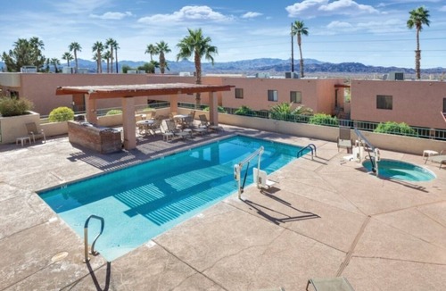 Lake Havasu City Apartment | Lake Havasu City | Couples Lake Retreat | Pool + Hot Tub