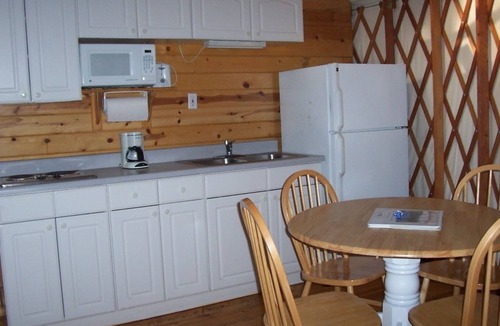 Oregon House Cabin | Lake of the Springs RV Resort