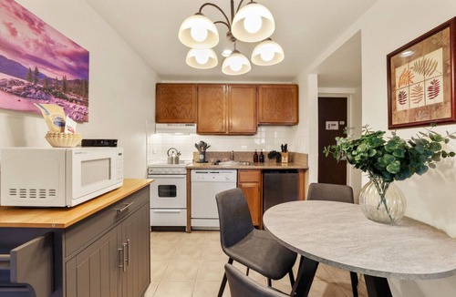 South Lake Tahoe Villa | Lakeland Village 2 bedroom condo - 2 mins to Tahoe!