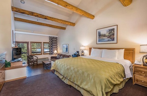 Bass Lake Hotel | Lakeside Escape with Breakfast (Select Stays) Near Bass Lake & Sierra Trails