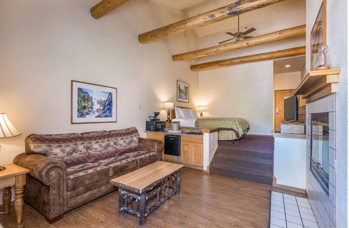 Bass Lake Hotel | Lakeside Escape with Breakfast (Select Stays) Near Bass Lake & Sierra Trails