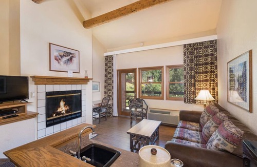 Bass Lake Hotel | Lakeside Escape with Breakfast (Select Stays) Near Bass Lake & Sierra Trails