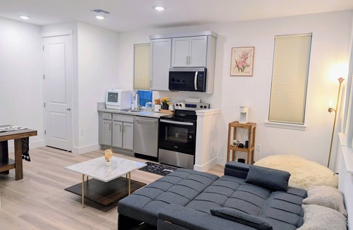 Tracy House | Lakeside luxury: Designer park-front suite with Garage