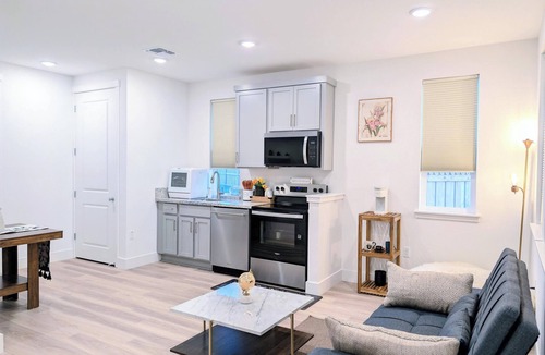 Tracy House | Lakeside luxury: Designer park-front suite with Garage