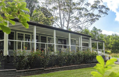 Booroobin House | Lakeside Retreat for 10 – Your Ultimate Getaway