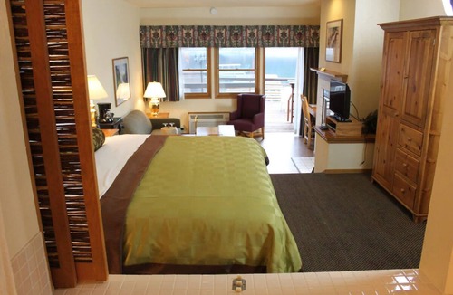 Bass Lake Hotel | Lakeview Spa Suite with Breakfast (Select Stays) by Bass Lake & Marina Fun