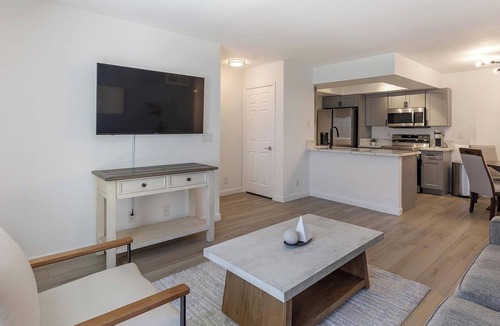 Las Vegas Apartment | Landing | Modern 1BD, Courtyard