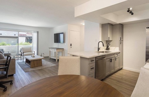 Las Vegas Apartment | Landing | Modern 1BD, Courtyard