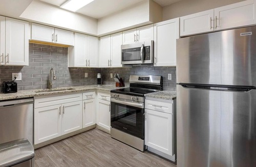 Rancho Oakey Apartment | Landing | Stylish 1BD, Gym