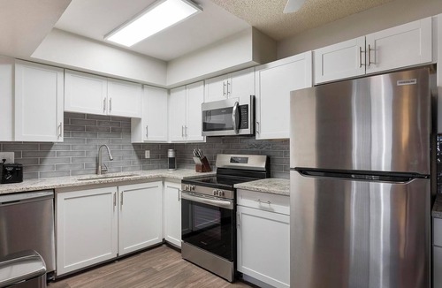 Rancho Oakey Apartment | Landing | Stylish 1BD, Gym