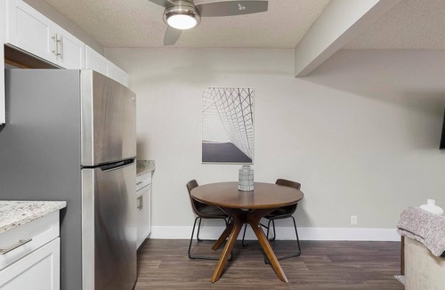 Rancho Oakey Apartment | Landing | Stylish 1BD, Gym