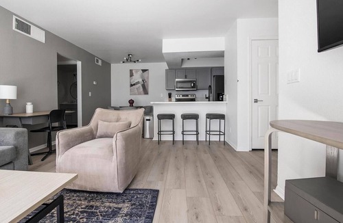 Las Vegas Apartment | Landing | Stylish 2BD, Courtyard